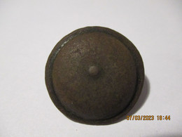 Ancien Bouton à Identifier Dans Son Jus - Buttons