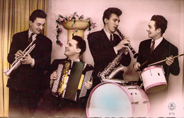 MUSICIENS - Accordéoniste Et Son Orchestre Musette - Trompette Clarinette - Saxophone - Batteur - Carte Postale Ancienne - Music And Musicians