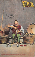 CHINE - Chinese Shoemaker Working On The Street - Cordonnier Chinois Travaillant Dans La Rue - Chine