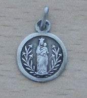 Belle Petite Médaille De Notre-Dame Des Flots  12 Mm De Diamètre - Religion & Esotérisme