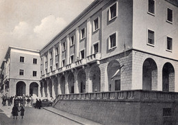 ISERNIA - PALAZZO DEGLI UFFICI - ANIMATA - AUTO D'EPOCA - CARTOLINA FG SPEDITA ANNI 50 - Isernia