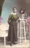 FEMMES - Jeune Femme Accoudéé à Un Gueridon - Vase De Fleur - Longue Jupe à Bretelles - Carte Postale Ancienne - Mujeres