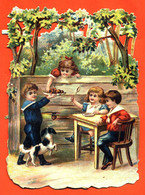 CHROMO DECOUPI Gaufré " Groupe D'enfants Et Un Petit Chien à Table " 13x9cms - Animali