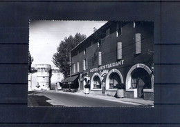 84. Pernes Les Fontaines. Porte Villeneuve. Hôtel Restaurant Lauberge Cpsm Grand Format - Pernes Les Fontaines