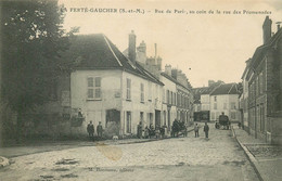 SEINE ET MARNE  LA FERTE GAUCHER  Rue De Paris Au Coin De La Rue Des Promenades - La Ferte Gaucher