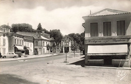 Mirambeau * La Place Et Au Fond , La Halle * Horlogerie Bijouterie DUPUIS - Mirambeau