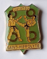 XX295 Pin's Arts Martiaux Judo Ju-Jitsu Saint Hippolyte Alsace Achat Immédiat - Judo