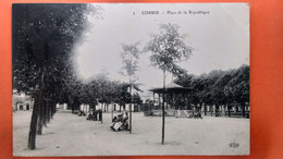 CPA (80) Corbie. Place De La République. Animée.  (X.2280) - Corbie