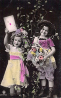 ENFANTS - Paysage - Enfants Qui Tiens Une Grande Enveloppe Dans La Main - Panier De Fleur - Carte Postale Ancienne - Escenas & Paisajes