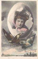 Illustrateurs - Oeufs De Pâques - Papillon - Jeune Fille Représentée Dans Une Coquille D'Œuf - Carte Postale Ancienne - Unclassified