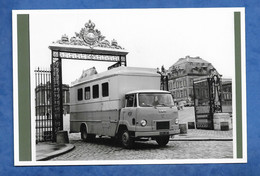 Photo Camion Poids Lourd UNIC -  ORTF à Confirmer Sortant De La Cour D' Un Château Versailles ?  10/15 Cm Papier Brilla - Automobili