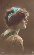 FANTAISIE - Femme - Nœud Bleu Dans Les Cheveux - Carte Postale Ancienne - Mujeres