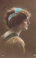 FANTAISIE - Femme - Nœud Bleu Dans Les Cheveux - Carte Postale Ancienne - Frauen