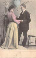 COUPLES -couple Debout Qui Ce Tiennent La Main En Ce Regardant - Carte Postale Ancienne - Couples