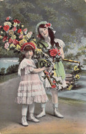 FANTAISIE - ENFANTS - Illustration Non Signée - Deux Fillettes Avec Des Fleurs Et Diadème Fleur - Carte Postale Ancienne - Scenes & Landscapes
