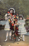 FANTAISIE - ENFANTS - Illustration Non Signée - Deux Fillettes Avec Des Fleurs Et Diadème Fleur - Carte Postale Ancienne - Escenas & Paisajes