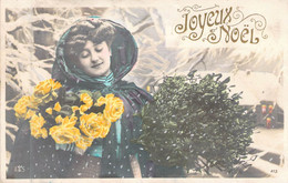 VOEUX - Femme Qui Porte Un Capuchon Et Qui Tient Dans Ses Mains Des Roses - Joyeux Noel - Carte Postale Ancienne - Sonstige & Ohne Zuordnung