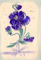 FLEURS - Illustration Non Signée - Pensées Violettes Et Noeud Bleu Clair - Carte Postale Ancienne - Flores