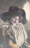 FANTAISIE - Femme Qui Porte Un Chapeau Et Tient Dans Ses Mains Une Fourure - Carte Postale Ancienne - Mujeres