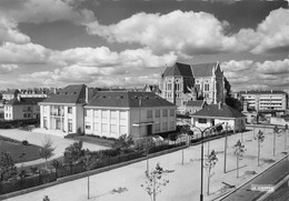 St Nazaire * Place De La Sous Préfecture Et L'église - Saint Nazaire