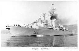 Bateau * Carte Photo * La Frégate TOURVILLE * Navire De Guerre Militaria - Warships