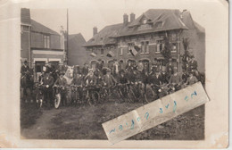 PREMESQUES - Des Cavaliers Et Des Cyclistes Un Jour De Fête  Posant Devant La Mairie ( Carte Photo  ) - Sonstige & Ohne Zuordnung