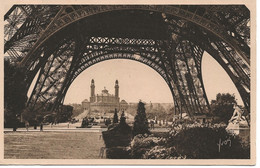 75. CPA. Seine. Paris. Tour Eiffel (dans Le Fond, Le Trocadéro) (Under The Eiffel Tower) - Tour Eiffel