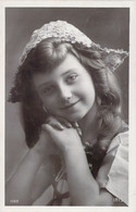 Portrait D'une Jeune Fille Avec Un Bonnet En Dentelle - Carte Postale Ancienne - Portraits