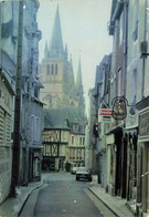 Vannes * La Rue Billault Et La Cathédrale * Salon De Coiffure - Vannes