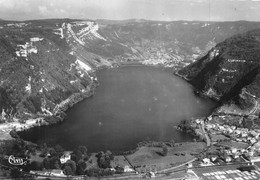 01-PORT-ET-LA-CLUSE- VUE AERIENNE - LE LAC DE NANTUA AU FOND NANTUA - Nantua