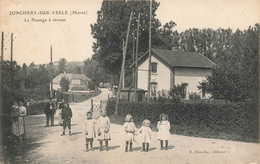 Jonchery Sur Vesle * Route Et Le Passage à Niveau * Ligne Chemin De Fer * Villageois - Jonchery-sur-Vesle