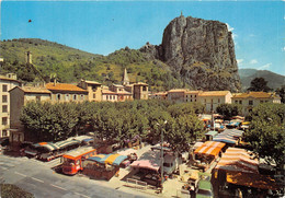 04-CASTELLANE-  VUE SUR LE MARCHE - Castellane