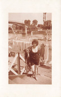 Mode * Carte Photo * Bords De Marne , Une Baigneuse En Maillot De Bain * Baignade Baigneurs - Moda