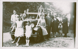 Neulise * Carte Photo * Automobile Ancienne De Marque ? Et Famille Du Village - Other & Unclassified