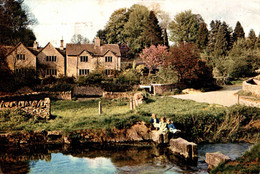 ANGLETERRE UPPER SLAUGHTER A BEAUTIFUL COTSWOLD VILLAGE WITH THE STREAM FLOWING UNDER THE CHARMING OLD TWO ARCHED BRIDGE - Other & Unclassified