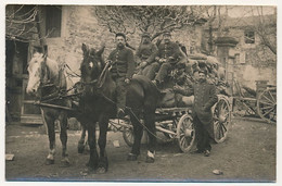 CPA Photo - Groupe De Militaires, Chariot Attelé,  N°110 Sur Cols Et Képis - Guerre 1914-18