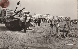 62 - Carte Postale Semi Moderne De  BERCK  Bateau Sur La Plage Et Chateau De Sable - Berck