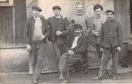 MILITARIA - Photographie D'un Militaire Et D'un Groupe De Civils Masculins -  Carte Postale Ancienne - Uniformes