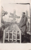 MILITARIA - Un Militaire Se Recueille Devant Une Tombe -  Carte Postale Ancienne - Uniforms