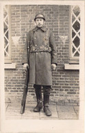 MILITARIA - Photographie D'un Militaire Poilu Et Son Arme -  Carte Postale Ancienne - Uniformen