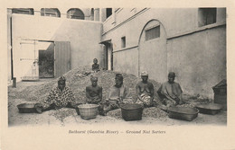 Gambie (8021) Bathurst (Gambia River - Ground Nut Sorters, Précurseur - Gambia