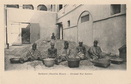 Gambie (8021) Bathurst (Gambia River - Ground Nut Sorters, Précurseur - Gambie