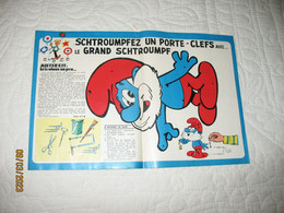 Bricolage - Réalisez Un Porte-clefs Avec Le Grand Schtroumpf - Double Page Du Journal SPIROU Années 197...? (B321) - Plakate & Offsets