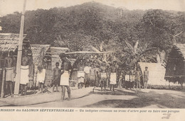 ILES SALOMON )) MISSION DES SALOMON SEPTENTRIONALES   Un Indigène Creusant Un Tronc D Arbre Pour Faire Une Pirogue - Solomon Islands