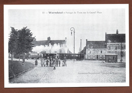 (RECTO / VERSO) WORMHOUT - N° 11 - PASSAGE D' UN TRAIN SUR LA GRAND' PLACE - RETROSPECTIVE DE WORMHOUT - CPSM GF - Wormhout