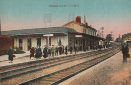 CARTE POSTALE ORIGINALE ANCIENNE : VERNON  ATTENTE DU TRAIN DES VOYAGEURS EN GARE ANIMEE EURE (27) - Stations - Zonder Treinen