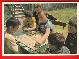 ZUS-04 Colonie De Vacances à Giétroz Finhaut Valais, Enfants Jouant Une Partie De Monopoly. GF Circulé - Autres & Non Classés