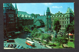 Canada - QUEBEC CITY - One The Most Historic Spots Of Québec City (voitures Anciennes Et Vieux Bus) - Québec - La Cité