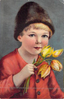 ILLUSTRATEURS - Non Signés - Garçon Au Bonnet Fourure - Tulipe Jaune Dans Les Mains - Carte Postale Ancienne - Non Classés