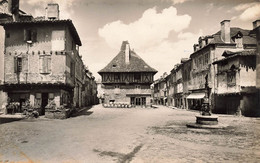 St Céré * La Place Du Marcadial Et Ses Trois Vieilles Maisons * Quincaillerie Générale - Saint-Céré